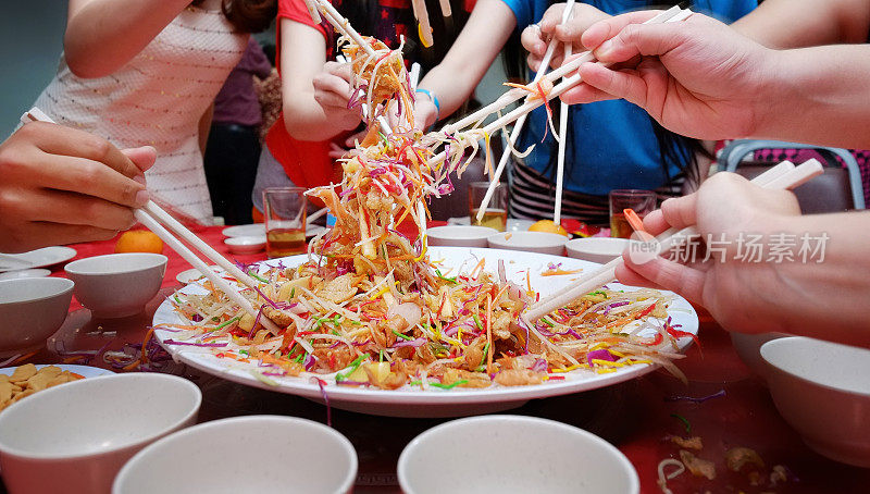 余生抛春也被称为Yee Sang中国新年美食繁荣抛庆祝